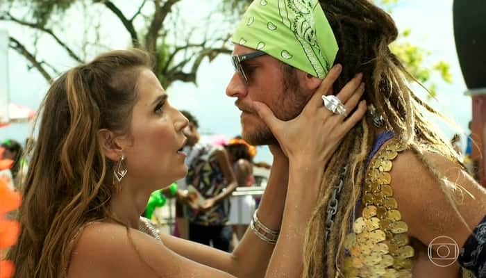 Karola (Deborah Secco) e Beto (Emílio Dantas) no primeiro capítulo de Segundo Sol (Foto: Reprodução/Globo) Karola (Deborah Secco) e Beto (Emílio Dantas) no primeiro capítulo de Segundo Sol (Foto: Reprodução/Globo)