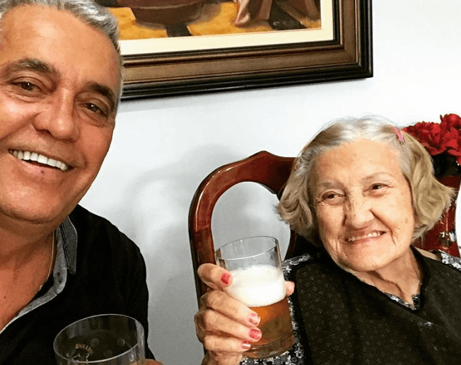 Mauro Naves aparece bebendo cerveja juntamente com a mãe (Foto: Reprodução/Instagram) Mauro Naves aparece bebendo cerveja juntamente com a mãe (Foto: Reprodução/Instagram)