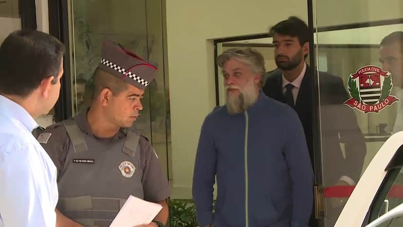 Ator deixa a delegacia nesta manhã após ser autuado (Foto: David Irikura/TV Globo) Ator deixa a delegacia nesta manhã após ser autuado (Foto: David Irikura/TV Globo)