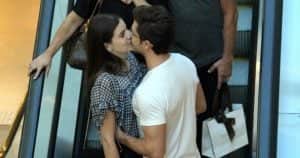Camila Queiroz e Klebber Toledo trocam beijos em passeio no shopping (Foto: AgNews)