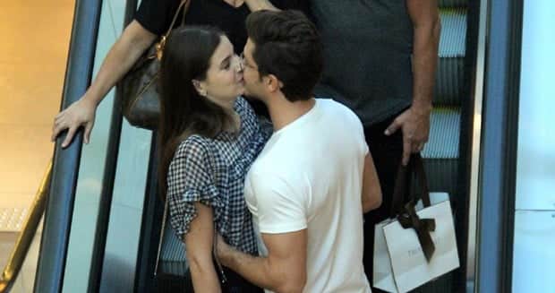 Camila Queiroz e Klebber Toledo trocam beijos em passeio no shopping (Foto: AgNews) Camila Queiroz e Klebber Toledo trocam beijos em passeio no shopping (Foto: AgNews)