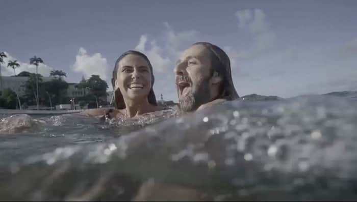 Luzia (Giovanna Antonelli) e Groa (André Rias) tomam banho de mar (Foto: Divulgação/Globo) Luzia (Giovanna Antonelli) e Groa (André Rias) tomam banho de mar (Foto: Divulgação/Globo)