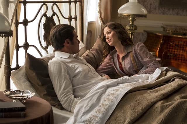 Darcy (Thiago Lacerda) e Elisabeta (Nathalia Dill) após noite de amor (Foto: Globo/Estevam Avellar) Darcy (Thiago Lacerda) e Elisabeta (Nathalia Dill) após noite de amor (Foto: Globo/Estevam Avellar)