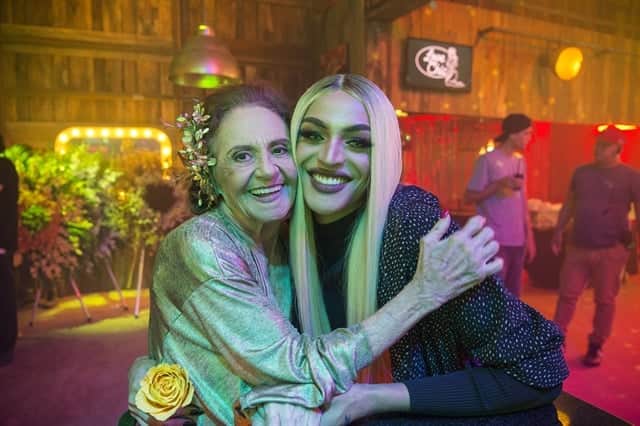Caetana (Laura Cardoso) e Pabllo Vittar (Foto: Globo/Estevam Avellar) Caetana (Laura Cardoso) e Pabllo Vittar (Foto: Globo/Estevam Avellar)