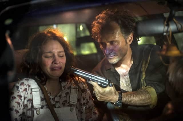Aurora (Lara Tremouroux) é ameaçada por Plínio (Enrique Diaz) em Onde Nascem os Fortes (Foto: Globo/Estevam Avellar) Aurora (Lara Tremouroux) é ameaçada por Plínio (Enrique Diaz) em Onde Nascem os Fortes (Foto: Globo/Estevam Avellar)