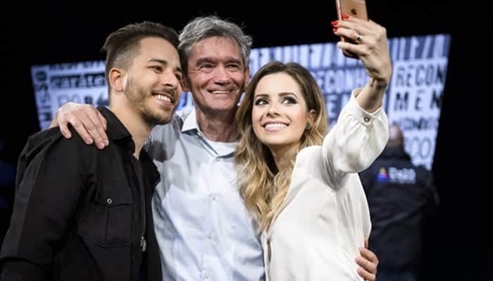 Sandy e Júnior fazem selfie com Serginho Groisman (Foto: Globo/Ramón Vasconcelos) Sandy e Júnior fazem selfie com Serginho Groisman (Foto: Globo/Ramón Vasconcelos)