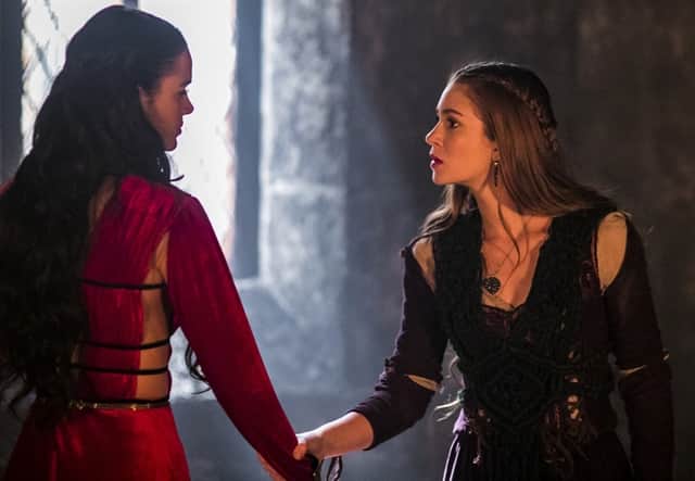 Catarina (Bruna Marquezine) e Amália (Marina Ruy Barbosa) tem embate em Deus Salve o Rei (Foto: Globo/Paulo Belote) Catarina (Bruna Marquezine) e Amália (Marina Ruy Barbosa) tem embate em Deus Salve o Rei (Foto: Globo/Paulo Belote)