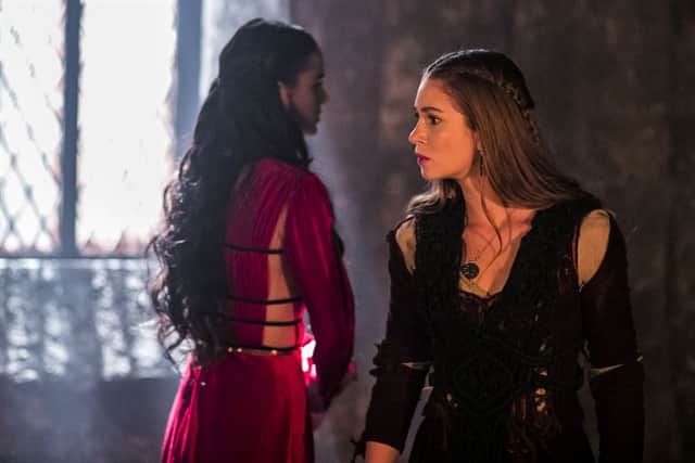 Catarina (Bruna Marquezine) e Amália (Marina Ruy Barbosa) em Deus Salve o Rei (Foto: Globo/Paulo Belote) Catarina (Bruna Marquezine) e Amália (Marina Ruy Barbosa) em Deus Salve o Rei (Foto: Globo/Paulo Belote)