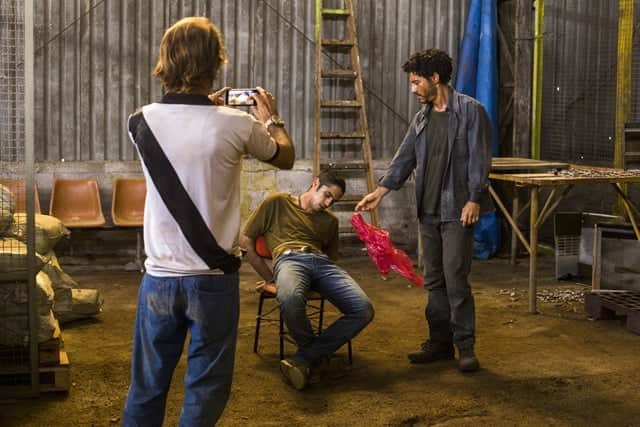 Maria (Alice Wegmann) e Simplício (Lee Taylor) torturam Hermano (Gabriel Leone) e gravam um vídeo (Foto: Globo/Marília Cabral) Maria (Alice Wegmann) e Simplício (Lee Taylor) torturam Hermano (Gabriel Leone) e gravam um vídeo (Foto: Globo/Marília Cabral)