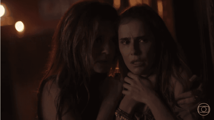 Laureta (Adriana Esteves) e Karola (Deborah Secco) veem Luzia (Giovanna Antonelli) ser presa (Foto: Reprodução/Globo)