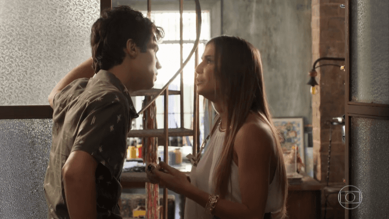 Valentim (Danilo Mesquita) e Karola (Deborah Secco) em cena de Segundo Sol (Foto: Reprodução/Globo) Valentim (Danilo Mesquita) e Karola (Deborah Secco) em cena de Segundo Sol (Foto: Reprodução/Globo)