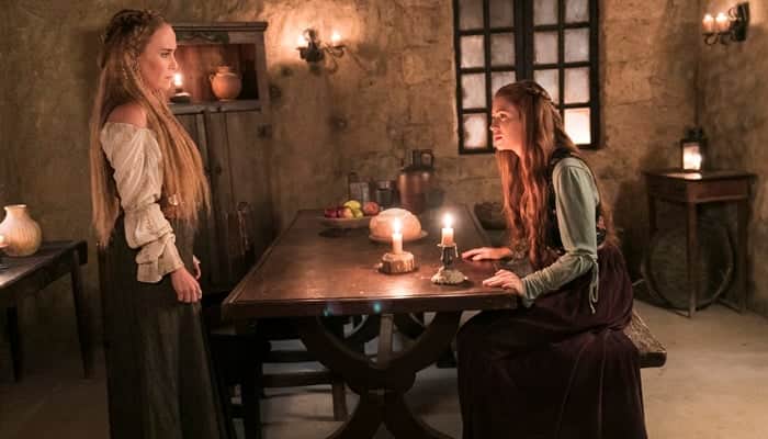 Diana (Fernanda Nobre) e Amália (Marina Ruy Barbosa) em cena de Deus Salve o Rei (Foto: Globo/João Miguel Júnior)