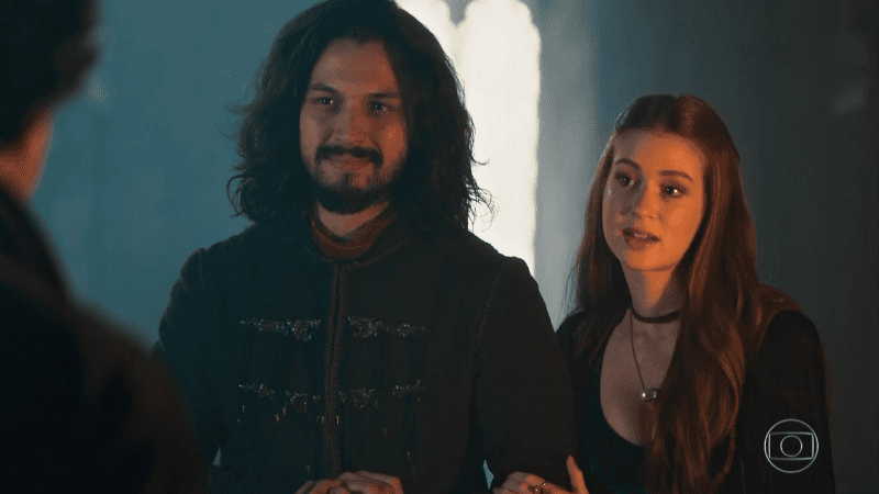 Afonso (Romulo Estrela) e Amália (Marina Ruy Barbosa) em cena de Deus Salve o Rei (Foto: Reprodução/Globo) Afonso (Romulo Estrela) e Amália (Marina Ruy Barbosa) em cena de Deus Salve o Rei (Foto: Reprodução/Globo)