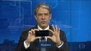 William Bonner dá dicas de como gravar vídeo para a Globo durante o JN (Foto: Reprodução/Globo) William Bonner dá dicas de como gravar vídeo para a Globo durante o JN (Foto: Reprodução/Globo)