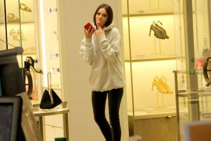 Bruna Marquezine durante passeio no shopping (Foto: Reprodução) Bruna Marquezine durante passeio no shopping (Foto: Reprodução)