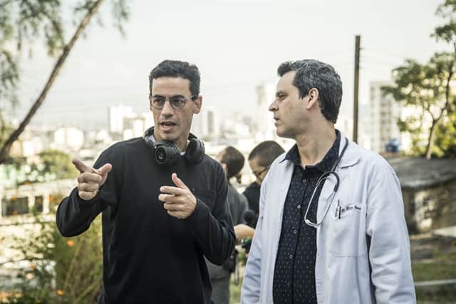 Bruno Garcia conversa com Marcio Maranhão, consultor médico de Sob Pressão (Foto: Globo/Paulo Belote) Bruno Garcia conversa com Marcio Maranhão, consultor médico de Sob Pressão (Foto: Globo/Paulo Belote)