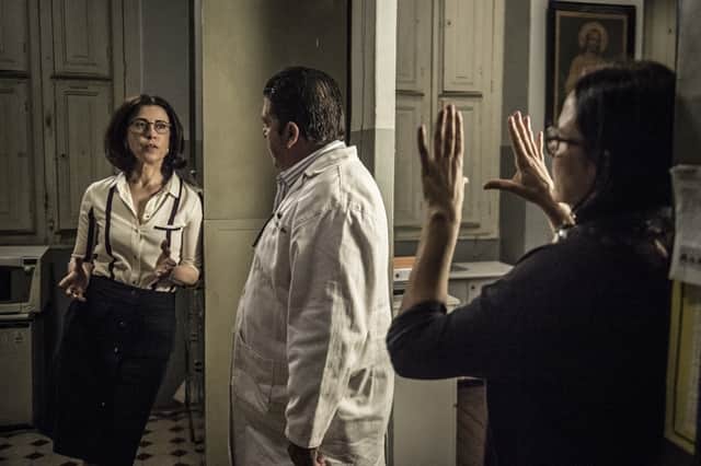 Mini Kerti dirige cena com Fernanda Torres e Stepan Nercessian (Foto: Globo/Mauricio Fidalgo) Mini Kerti dirige cena com Fernanda Torres e Stepan Nercessian (Foto: Globo/Mauricio Fidalgo)