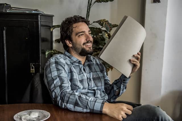 Humberto Carrão nos bastidores de Sob Pressão (Foto: Globo/Mauricio Fidalgo)
