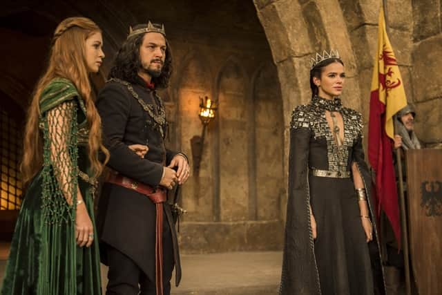 Amália (Marina Ruy Barbosa), Afonso (Romulo Estrela) e Catarina (Bruna Marquezine) (Foto: Globo/Mauricio Fidalgo) Amália (Marina Ruy Barbosa), Afonso (Romulo Estrela) e Catarina (Bruna Marquezine) (Foto: Globo/Mauricio Fidalgo)