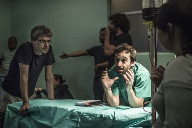 O diretor Andrucha Waddington e Julio Andrade nos bastidores (Foto: Globo/Mauricio Fidalgo)