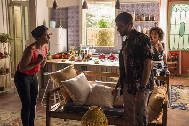 Luzia (Giovanna Antonelli) revela a Ícaro (Chay Suede) que é sua mãe (Foto: Globo/Estevam Avellar) Luzia (Giovanna Antonelli) revela a Ícaro (Chay Suede) que é sua mãe (Foto: Globo/Estevam Avellar)