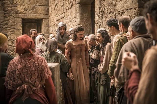 Rodolfo (Johnny Massaro) é levado pelos guardas em cena de Deus Salve o Rei (Foto: Globo/João Miguel Júnior) Rodolfo (Johnny Massaro) é levado pelos guardas em cena de Deus Salve o Rei (Foto: Globo/João Miguel Júnior)