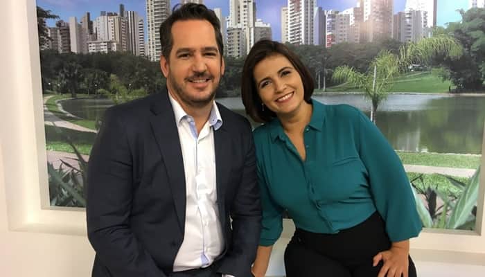 Luciano Cabral e Lilian Lynch no estúdio do Jornal Anhanguera (foto: divulgação/TV Anhanguera) Luciano Cabral e Lilian Lynch no estúdio do Jornal Anhanguera (foto: divulgação/TV Anhanguera)