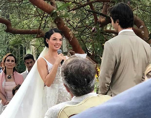 Ísis Valverde agora é uma mulher casada (Foto: Reprodução) Ísis Valverde agora é uma mulher casada (Foto: Reprodução)