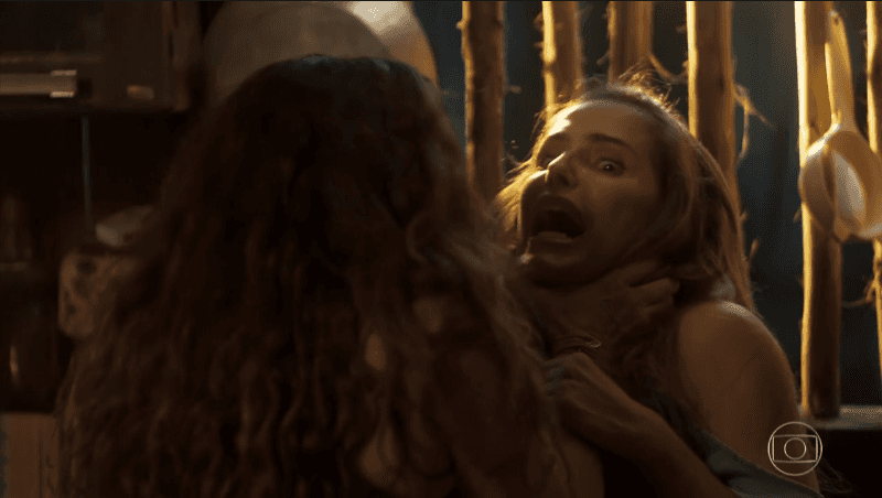 Luzia (Giovanna Antonelli) e Karola (Deborah Secco) durante briga na 1ª fase de Segundo Sol (Foto: Reprodução/Globo) Luzia (Giovanna Antonelli) e Karola (Deborah Secco) durante briga na 1ª fase de Segundo Sol (Foto: Reprodução/Globo)