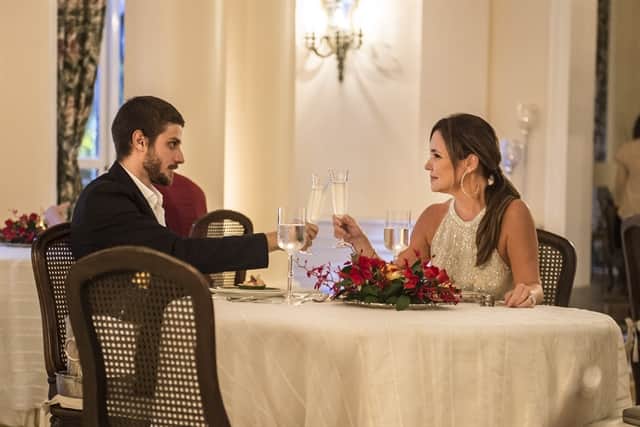 Ícaro (Chay Suede) e Laureta (Adriana Esteves) à mesa lindamente posta em Segundo Sol (Foto: Globo/Mauricio Fidalgo) Ícaro (Chay Suede) e Laureta (Adriana Esteves) à mesa lindamente posta em Segundo Sol (Foto: Globo/Mauricio Fidalgo)