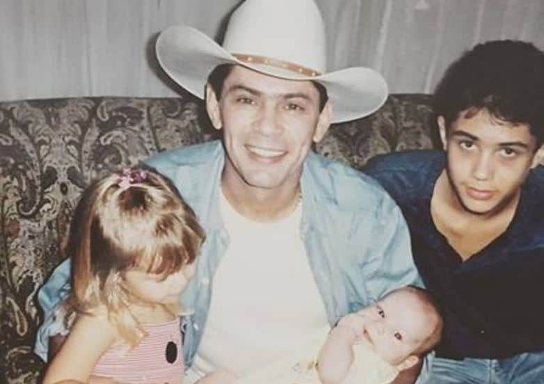 O sertanejo Leandro com três dos quatro filhos (Foto: Arquivo Pessoal) O sertanejo Leandro com três dos quatro filhos (Foto: Arquivo Pessoal)