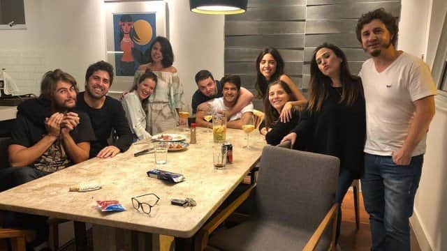 Tatá Werneck e um grupo de amigos em sua casa (Foto: Reprodução/Instagram) Tatá Werneck e um grupo de amigos em sua casa (Foto: Reprodução/Instagram)