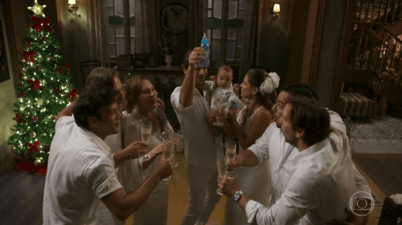 Família de Beto (Emilio Dantas) comemora a virada do milênio (Foto: Reprodução/Globo) Família de Beto (Emilio Dantas) comemora a virada do milênio (Foto: Reprodução/Globo)