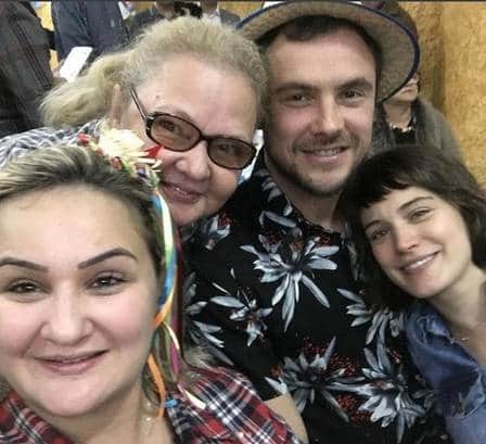 Bianca Bin posa com Sergio Guizé, a sogra e a cunhada em festa junina em SP Foto: Reprodução/Instagram Bianca Bin posa com Sergio Guizé, a sogra e a cunhada em festa junina em SP Foto: Reprodução/Instagram