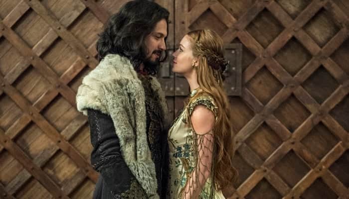 Afonso (Romulo Estrela) e Amália (Marina Ruy Barbosa) em cena do casamento em Deus Salve o Rei (Foto: Globo/Estevam Avellar) Afonso (Romulo Estrela) e Amália (Marina Ruy Barbosa) em cena do casamento em Deus Salve o Rei (Foto: Globo/Estevam Avellar)