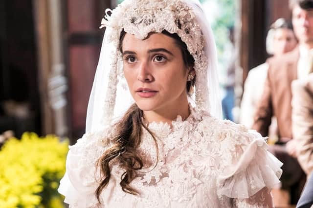 Marocas (Juliana Paiva) em cena do primeiro capítulo de O Tempo Não Para (Foto: Globo/João Miguel Júnior) Marocas (Juliana Paiva) em cena do primeiro capítulo de O Tempo Não Para (Foto: Globo/João Miguel Júnior)