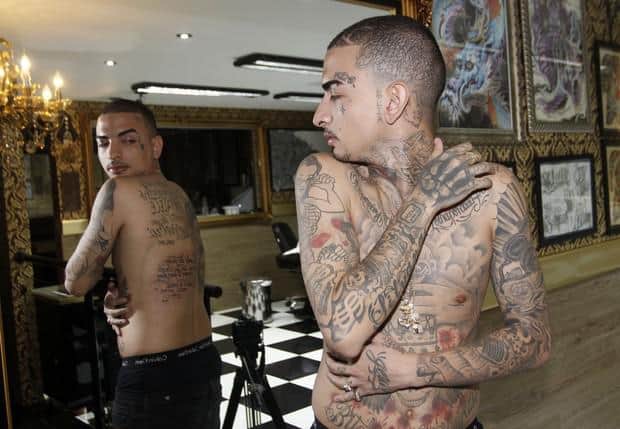MC Guimê usou maquiagem para esconder as inúmeras tatuagens (Foto: Reprodução) MC Guimê usou maquiagem para esconder as inúmeras tatuagens (Foto: Reprodução)