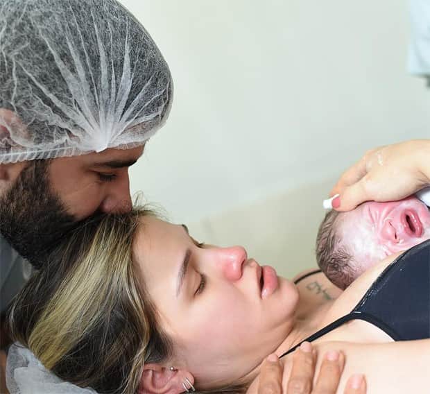 Modelo e o cantor segurando o pequeno Samuel (Foto: Reprodução/Instagram) Modelo e o cantor segurando o pequeno Samuel (Foto: Reprodução/Instagram)