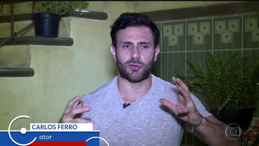 O ator Carlos Ferro, da Televisa, em entrevista para a Globo (Foto: Reprodução/Globo) O ator Carlos Ferro, da Televisa, em entrevista para a Globo (Foto: Reprodução/Globo)