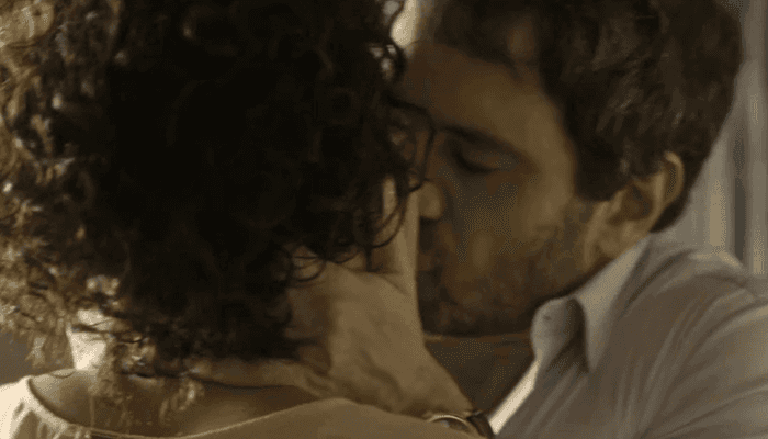 Edgar (Caco Ciocler) beija Cacau (Fabíula Nascimento) em Segundo Sol (Foto: Reprodução/Globo) Edgar (Caco Ciocler) beija Cacau (Fabíula Nascimento) em Segundo Sol (Foto: Reprodução/Globo)