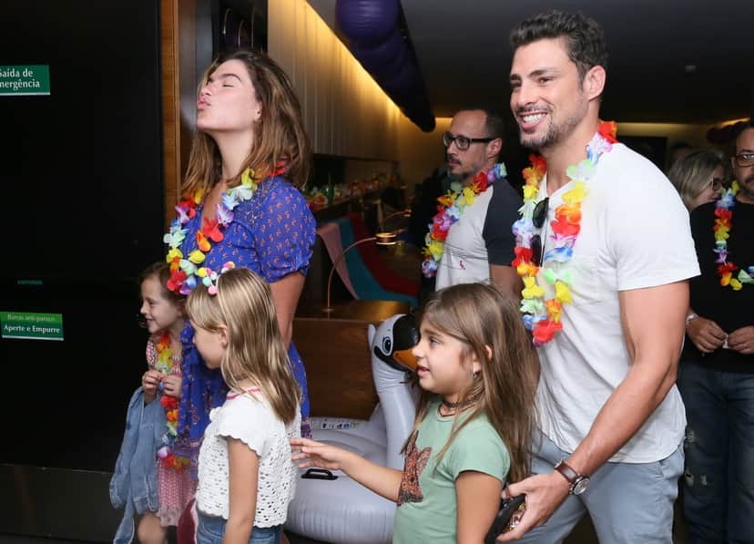 Cauã Reymond, Mariana Goldfarb, Sofia e alguns amiguinhos (Foto: Anderson Borde/AgNews) Cauã Reymond, Mariana Goldfarb, Sofia e alguns amiguinhos (Foto: Anderson Borde/AgNews)