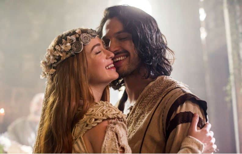 Amália e Afonso se casarão em Deus Salve o Rei (Foto: Marília Cabral/ Globo) Amália e Afonso se casarão em Deus Salve o Rei (Foto: Marília Cabral/ Globo)