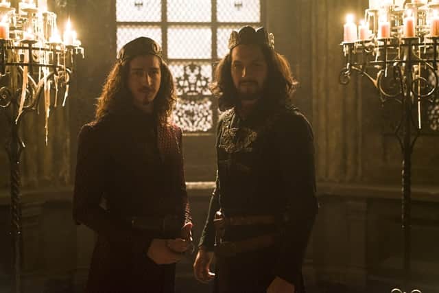 Rodolfo (Johnny Massaro) e Afonso (Romulo Estrela) em Deus Salve o Rei (Foto: Globo/Cesar Alves) Rodolfo (Johnny Massaro) e Afonso (Romulo Estrela) em Deus Salve o Rei (Foto: Globo/Cesar Alves)