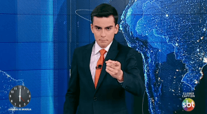 Dudu Camargo é um dos apresentadores do Primeiro Impacto, telejornal do SBT. (Foto: Reprodução) Dudu Camargo é um dos apresentadores do Primeiro Impacto, telejornal do SBT. (Foto: Reprodução)