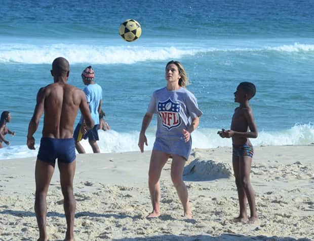 Apresentadora se divertiu jogando altinha (Foto: AgNews) Apresentadora se divertiu jogando altinha (Foto: AgNews)