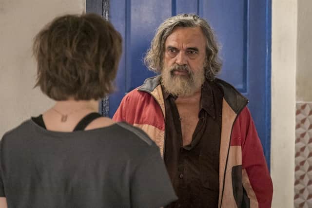 Tião das Cacimbas (Zé Dumont) surpreende Maria (Alice Wegmann) no hotel onde está hospedada (Foto: Globo/Paulo Belote) Tião das Cacimbas (Zé Dumont) surpreende Maria (Alice Wegmann) no hotel onde está hospedada (Foto: Globo/Paulo Belote)