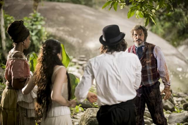 Dom Sabino (Edson Celulari) flagra Bento (Bruno Montaleone) diante de Marocas (Juliana Paiva) (Foto: Globo/João Miguel Júnior) Dom Sabino (Edson Celulari) flagra Bento (Bruno Montaleone) diante de Marocas (Juliana Paiva) (Foto: Globo/João Miguel Júnior)