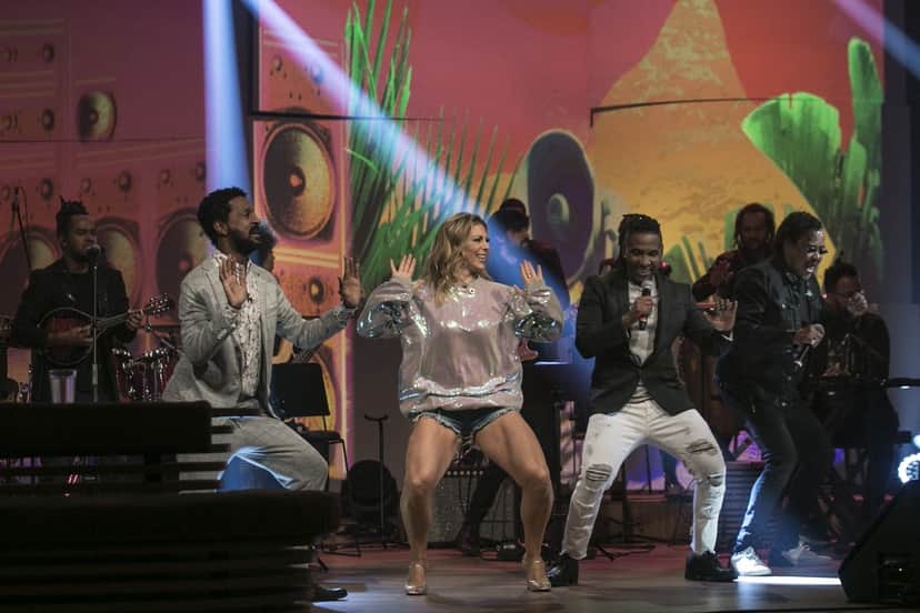 Dançarina se jogou no programa global (Foto: TV Globo/Rogério Fernandes) Dançarina se jogou no programa global (Foto: TV Globo/Rogério Fernandes)