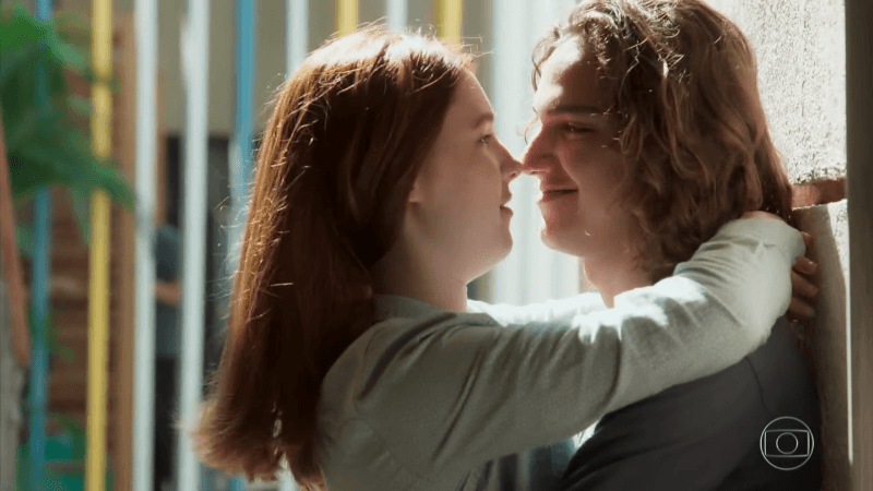 Flora (Jeniffer Oliveira) e Tito (Tom Karabachian) em Malhação (Foto: Reprodução/Globo) Flora (Jeniffer Oliveira) e Tito (Tom Karabachian) em Malhação (Foto: Reprodução/Globo)