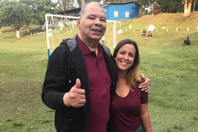 Maguila e a repórter Lívia Laranjeira durante entrevista para o Esporte Espetacular (Foto: Globo/Divulgação) Maguila e a repórter Lívia Laranjeira durante entrevista para o Esporte Espetacular (Foto: Globo/Divulgação)